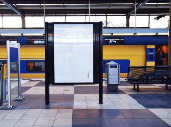 Aquafresh захватил сияющие белизной пустые рекламоносители в Нидерландах