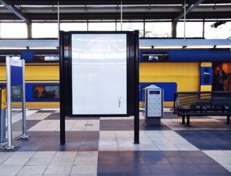 Aquafresh захватил сияющие белизной пустые рекламоносители в Нидерландах