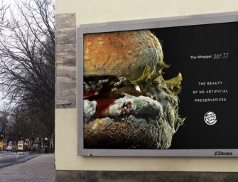 Почему Burger King гордо рекламирует заплесневелый Воппер