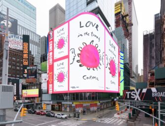 Арт-проект на Таймс-сквер поддерживает тех, кто на «передке»