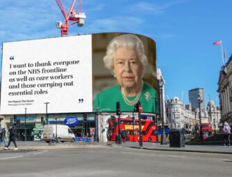 «Огни Пикадилли» показывают цитаты из обращения королевы Елизаветы II к британцам