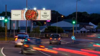 Как небольшой новозеландский DOOH оператор помогает местным предпринимателям вставать на ноги