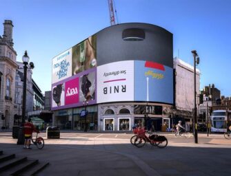 Бренды перевернут свою рекламу в Лондоне в поддержку слепых