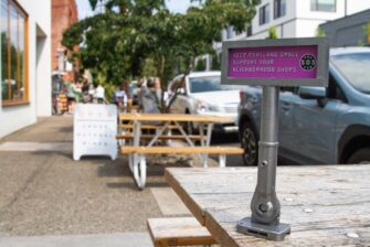Крошечные билборды в Портленде призвали помочь малому бизнесу