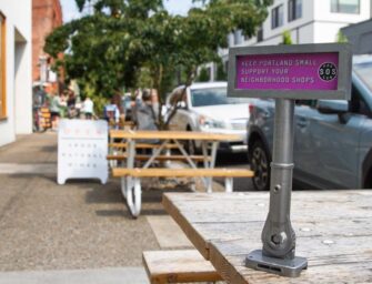 Крошечные билборды в Портленде призвали помочь малому бизнесу
