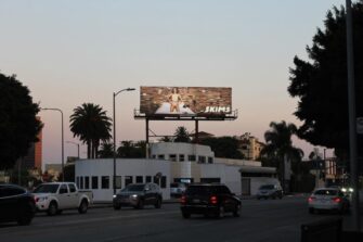 Ким Кардашьян проводит OOH кампанию в честь первой годовщины своего бренда Skims