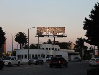 Ким Кардашьян проводит OOH кампанию в честь первой годовщины своего бренда Skims