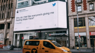 Twitter сделал из твитов о ношении масок новую OOH кампанию