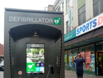 JCDecaux установил в Нортгемптоне рекламно-информационные терминалы с дефибриляторами