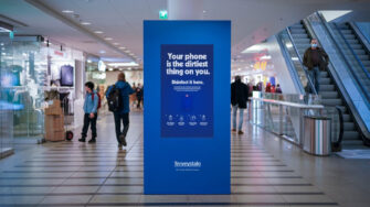 Рекламоносители в Финляндии превратили в дезинфекторы для телефонов