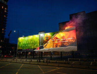 BBC підпалила власні білборди на підтримку екологічного проєкту