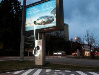 Безплатно зарядити електромобіль в Австрії можна від білборда