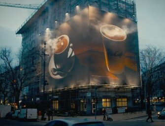 McCafé спокушає берлінців брандмауером з повитою парою чашкою кави