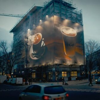 McCafé спокушає берлінців брандмауером з повитою парою чашкою кави
