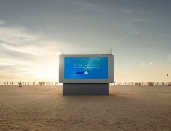 Перший у світі білборд, в який можна пірнути, встановлено Adidas на пляжі в Дубаї