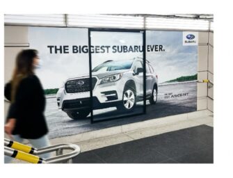 Новый кроссовер «Субару» настолько большой, что не помещается в место под рекламу