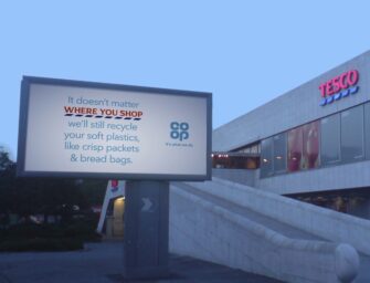 Британский ритейлер Co-op разместил рядом с магазинами конкурентов наружную рекламу о переработке пластика