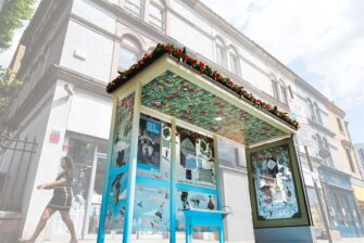 Hendrick’s Gin украсил остановки розами и огурцами для промо джина