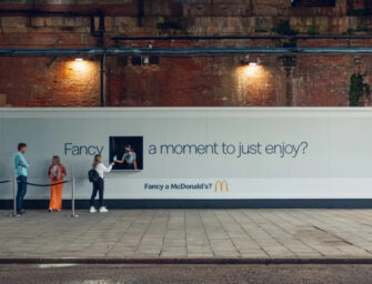 McDonald’s отметил день рождения МакФлури раздачей десерта из… билборда