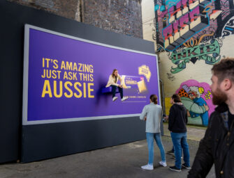 Для продвижения шоколадок Caramilk в Великобритании Cadbury усадил на билборды австралийцев