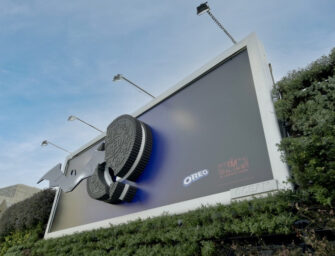 Два американских культурных символа столкнулись на британском билборде