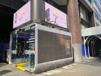 В Нью-Йорку новий різновид вуличних меблів — камери зберігання велосипедів