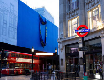 В центрі Лондона з’явилась гігантська сумка Ikea