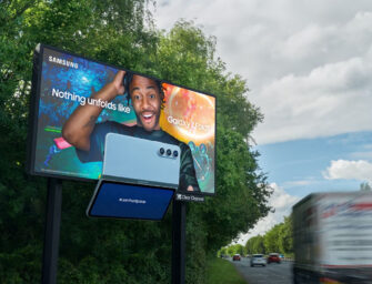 Samsung просуває розкладні телефони на цифрових білбордах з екстендерами