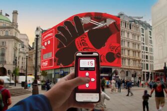 Coca-Cola проводить у Великій Британії інтерактивну DOOH-кампанію з розіграшем подарунків у доповненій реальності