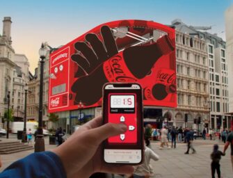 Coca-Cola проводить у Великій Британії інтерактивну DOOH-кампанію з розіграшем подарунків у доповненій реальності