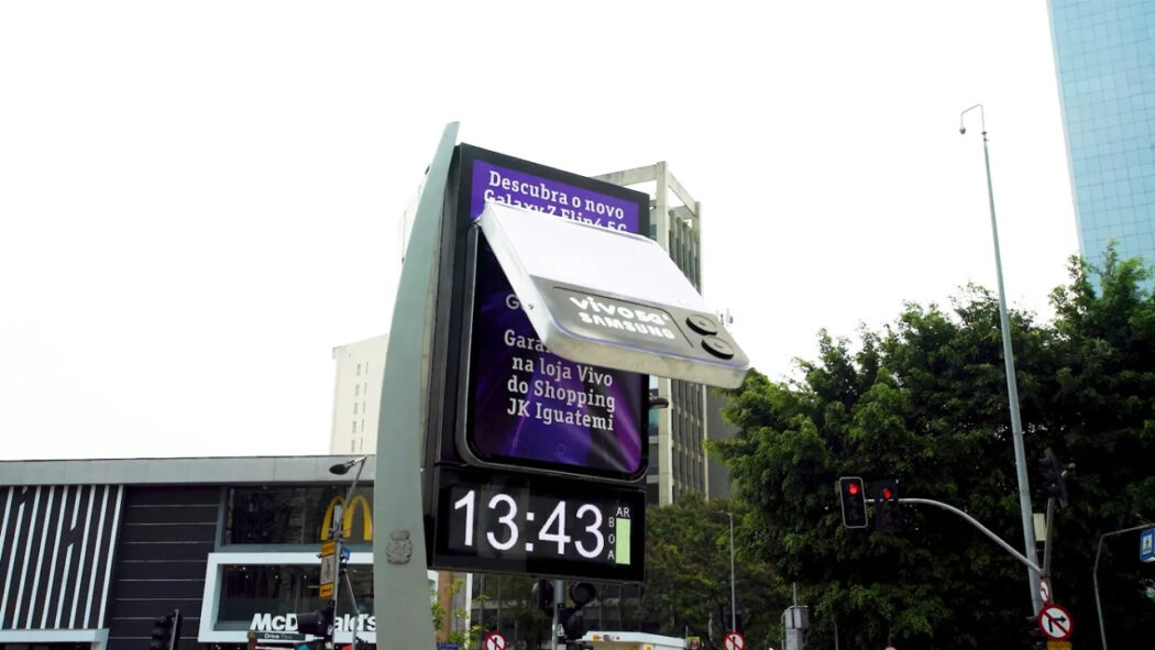 Samsung Galaxy Z Flip 4 billboard