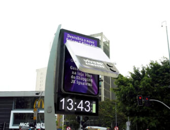 В Бразилії зовнішня реклама розкладного телефона Samsung має механізований екстендер